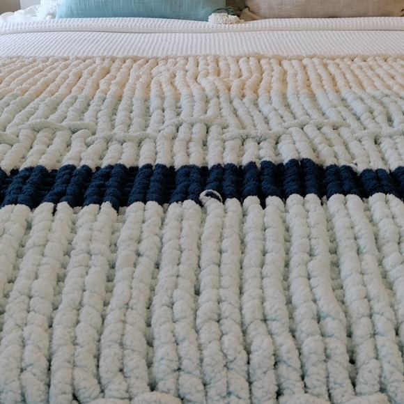 Chunky yarn throw - Picture 3 of 6